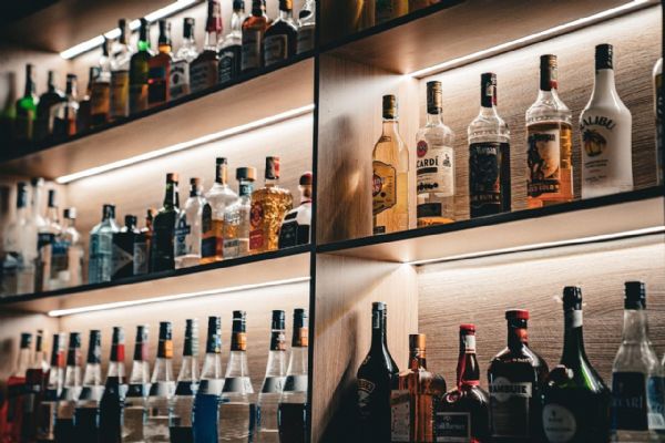 Opakované krádeže v Klatovech - kradl alkohol, skončil ve vazbě
