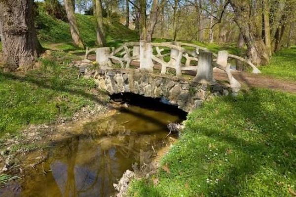 Park v Blovicích zůstává zavřený. Petici podepsaly stovky lidí, muzeum varuje před riziky