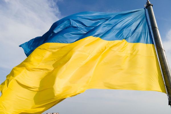 Plzeň si připomněla 4 roky od invaze na Ukrajinu. Na magistrátu nakonec zavlála vlajka