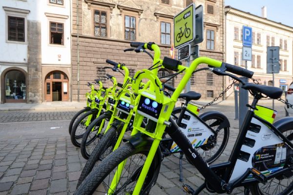 Plzeň spustí sdílená elektrokola. Už 17.března vyjedou do ulic stovky strojů