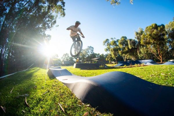 Plzeň staví pumptrack, který nemá v Česku srovnání. U Chlumu roste areál Posed
