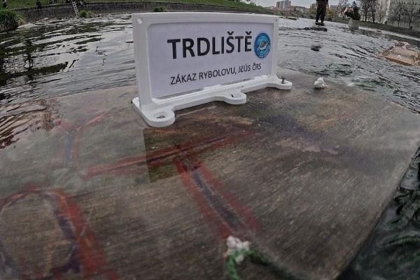 Pod píseckým jezem vznikla plovoucí trdliště pro podporu ryb
