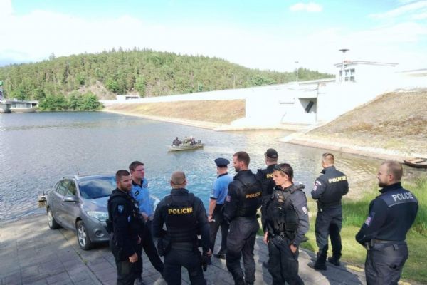 Policie kontrolovala rybáře na Hracholuskách. Čtyři přestupky skončily pokutou
