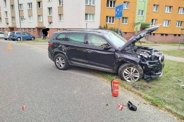 Policista na Plzeňsku boural zdrogovaný a opilý ve služebním autě