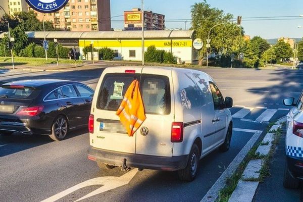 Porouchaná dodávka blokovala pruh. Technická propadlá, trojúhelník žádný a řidič čekal v pivnici