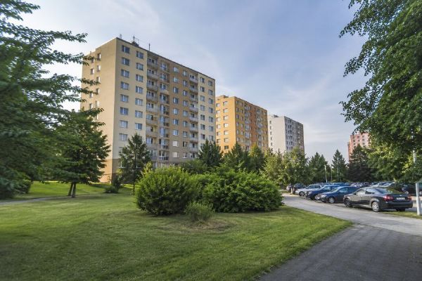 Praha 14 upozorňuje na koncentraci bytů programu Housing First. Debata se vede o nastavení sociálního bydlení