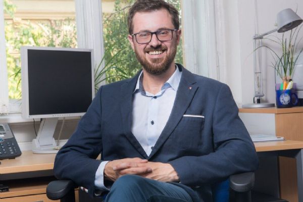 Prorektor UK Vlach rezignuje, kritika funkcí a rektorky Králíčkové pokračuje