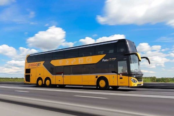 RegioJet nasadí na trasu Brno–Ostrava dvoupodlažní autobusy Setra, cestující čeká vyšší komfort