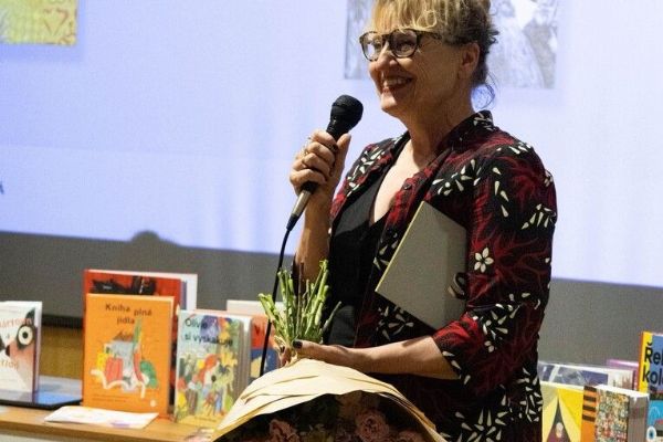 Renáta Fučíková z plzeňské Sutnarky získala Zlatou stuhu za přínos dětské literatuře