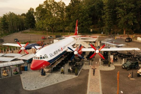 Restaurace v letadle Iljušin Il-18 u D10 funguje 40 let. Přibylo i zázemí pro rodiny