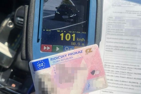Řidička v BMW se proháněla Nekmíří rychlostí 101 km/h, policisté jí zadrželi řidičák
