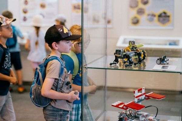 Roboti, 3D tisk i soutěž. Plzeňská radnice připomíná deset let Centra robotiky
