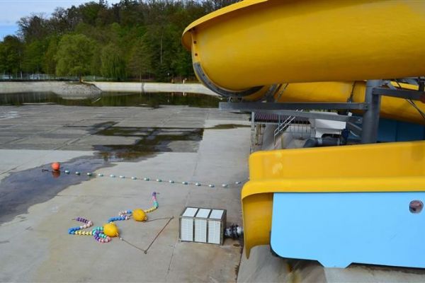 Rokycanské koupaliště se napouští. Největší přírodní areál v kraji chystá sezonu