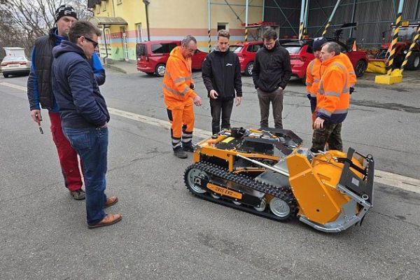 Silničáři v Plzeňském kraji nasadili dálkově ovládanou sekačku. Zvládne svahy i práci u svodidel
