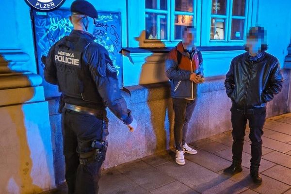 Spletl si Plzeň s Kolumbií. Vysvětlení nočního vandalství strážníky nepřesvědčilo