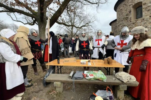 Starý Plzenec ostartoval oslavy 1050 let novoročním přípitkem u rotudny