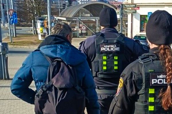 Strážníci našli u nádraží dva hledané muže