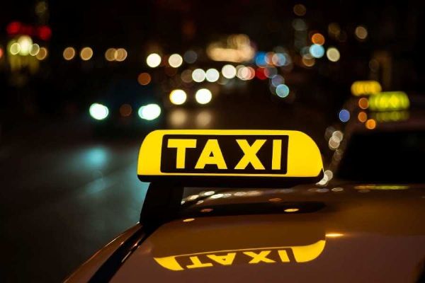 Taxikáři upozorňují na nedostatek nabíječek, přechod na bezemisní vozy vyžaduje více přípravy