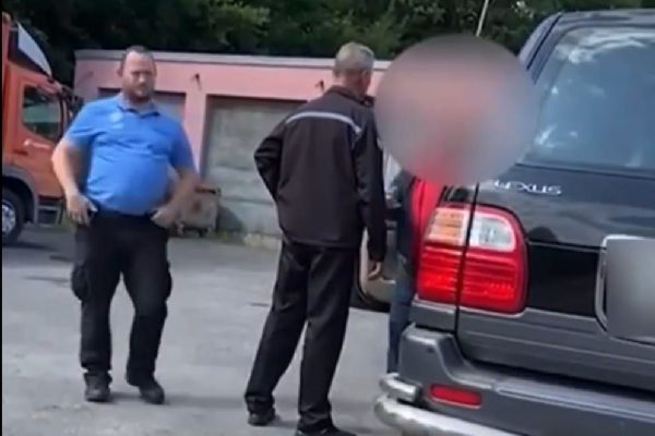 Ukrajinec, který v Tachově vyhrožoval strážníkům, může dostat až tři roky (video)