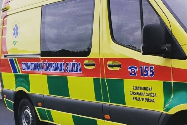 V Jihlavě se řidiči udělalo špatně, vyjel na chodník a poškodil dopravní značku