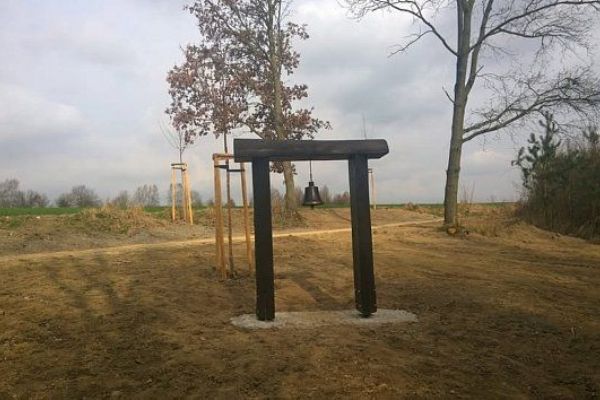 Zmizení oblíbeného zvonu z Martinského lesoparku šokuje Dobřany