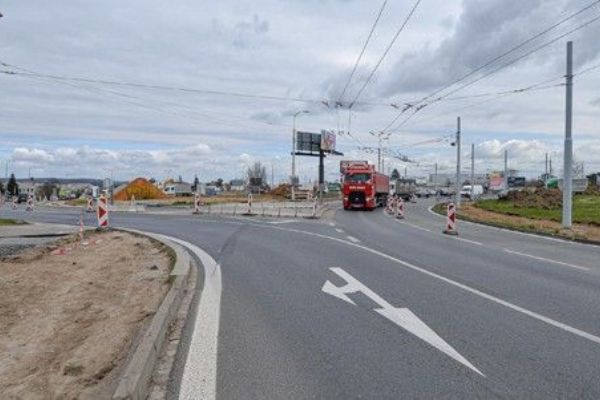 Dnes a zítra omezení provozu křižovatky u Makra 