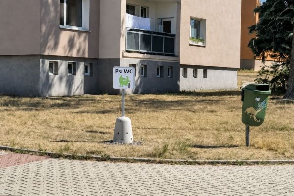 Dobřany zkoušejí první psí pisoár. Má ochránit domy, lampy i okolní zeleň