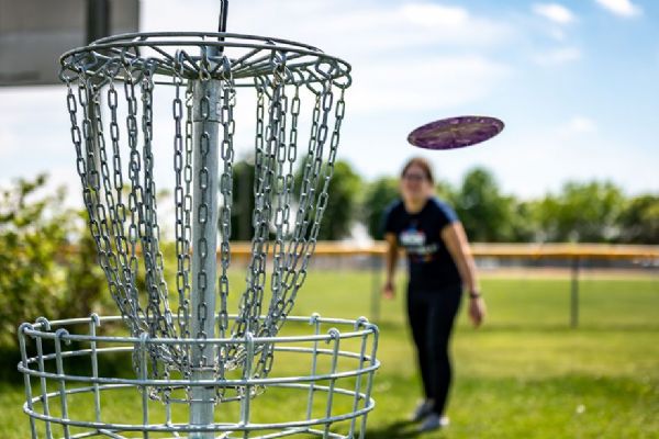 Co je discgolf a proč ho zkusit? Stačí disk, chuť vyrazit ven a první hřiště máte za rohem
