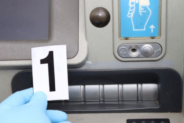 Kriminalisté dopadli muže podezřelého z krádeží u bankomatů. Škoda přesáhla 122 tisíc