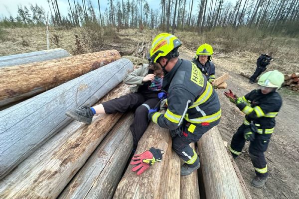 Kuriozní zásahy hasičů 2025 - děti v pasti nebo seniorka „přes zábradlí“