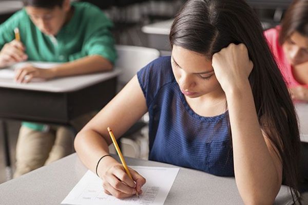 Maturity začaly i v Plzni. Na Doubravce otevřeli zapečetěné testy, škola hlídala i hluk z okolí