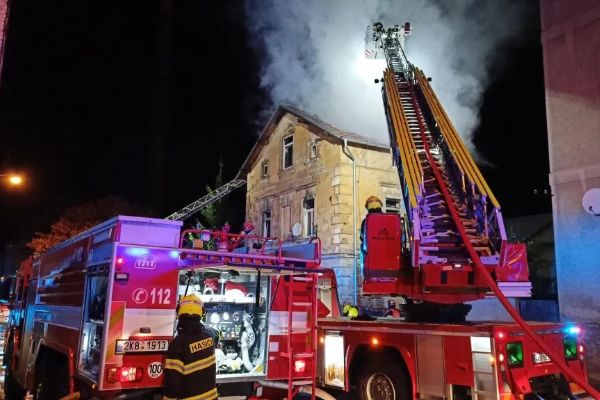 Měl zapálit jedinou únikovou cestu, v podkroví uhořel nájemník. Obžalovaný u soudu vinu popřel