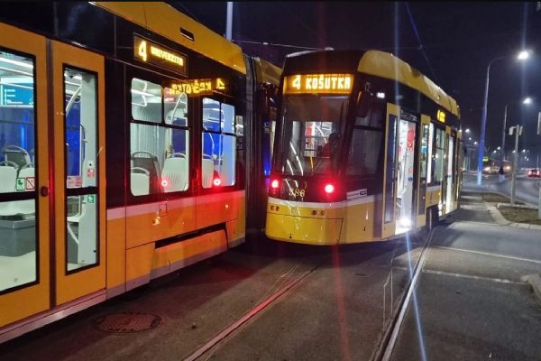 Na Borech v Plzni se srazily tramvaje, jedna vykolejila