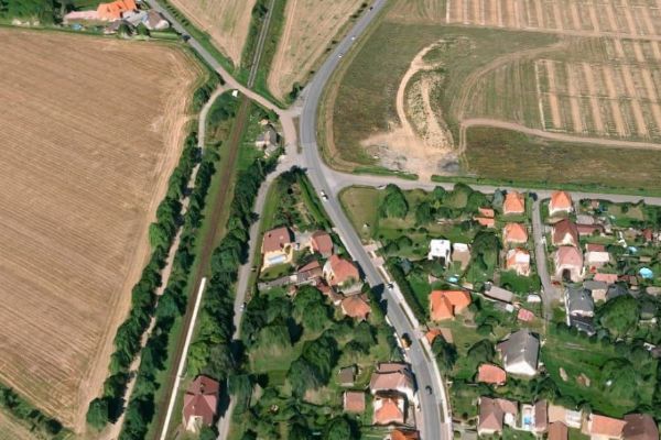 Nebezpečná křižovatka v Lužanech končí. Na I/27 vzniká nový kruhový objezd