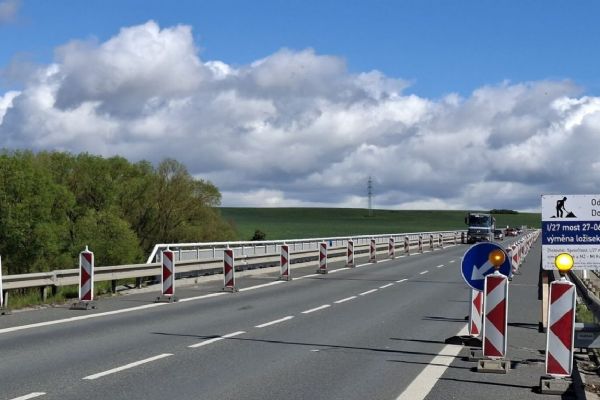 Obchvat Třemošné na I/27 znovu otevřen. Kruhový objezd zatím řízen semafory