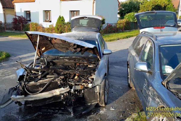 Po ranní srážce v Třemošné začalo hořet auto. Nehoda se obešla bez zranění