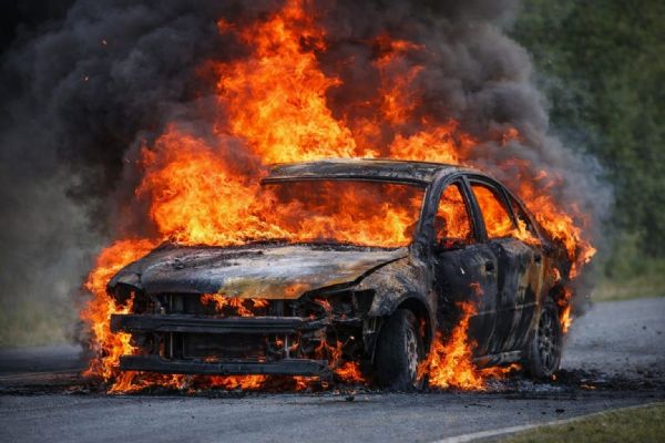 Pomsta za 5 tisíc - „žoldáci“ na Přešticku zapálili auto, kriminalisté je dopadli