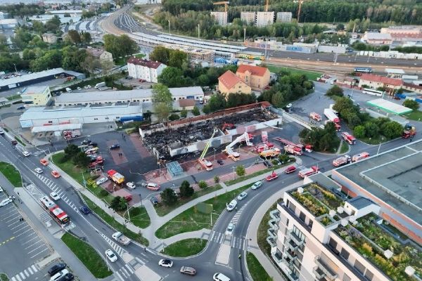 Požár Lidlu v Kladně je uhašen. Hasiči potvrdili zkrat v podstřeší, škoda činí 170 milionů