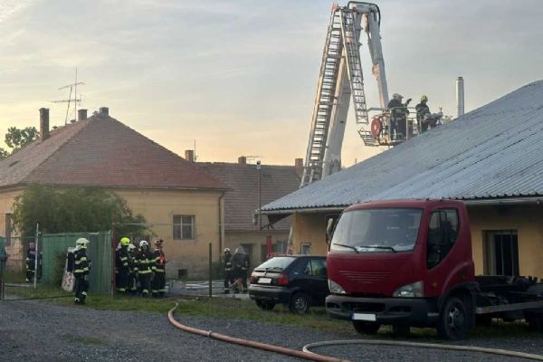 Požár v hale v Úvalech: Škody za půl milionu, zachráněno 30 milionů