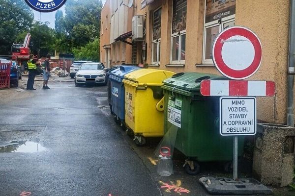 Pro odtažené BMW si přišel hledaný muž. Místo auta si ho převzala policie