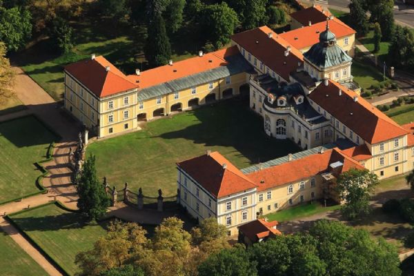 Tip na výlet - Zámek Hořovice ukrývá šlechtický luxus i torzo letadla v ložnici