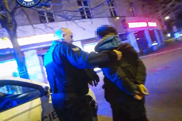 Vypršel mu kód k WC, skončil v poutech