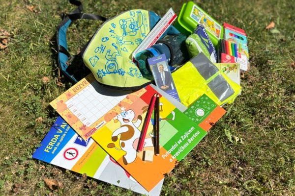Vysočina rozdá 6 035 prvňáčkům batohy. Design vytvořili studenti z Helenína, součástí je i reflexní výbava