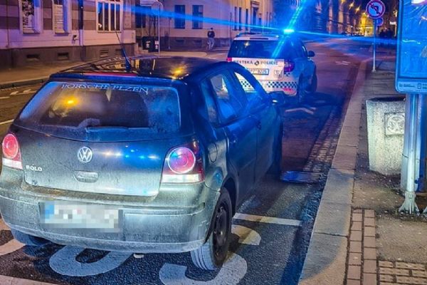 Zastavil jen na chvíli na zastávce, ale se zákazem řízení není dobrý nápad porušovat předpisy