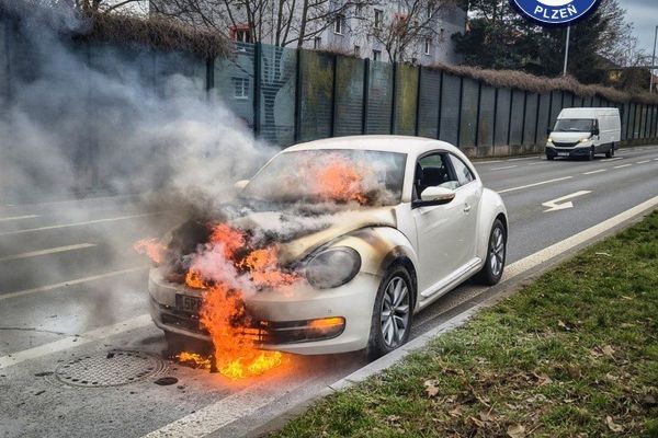 Auto vzplálo za jízdy v Sukově ulici