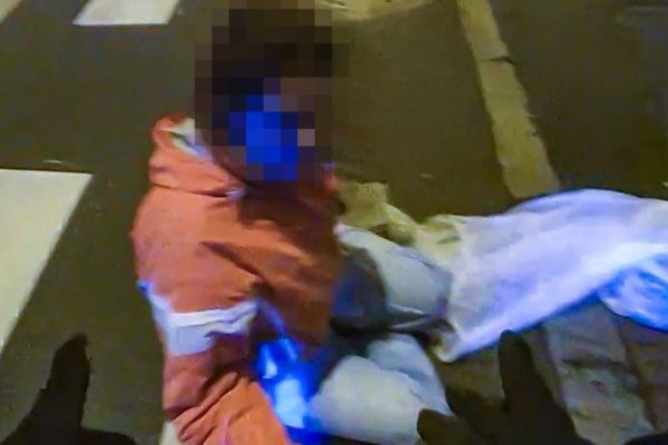 O vlásek unikla tragédii - dívka usnula uprostřed tramvajového pásu