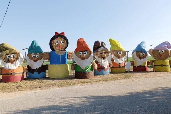 Obec Jakubov: Slaměné postavy na prodej, podpořte tradici!