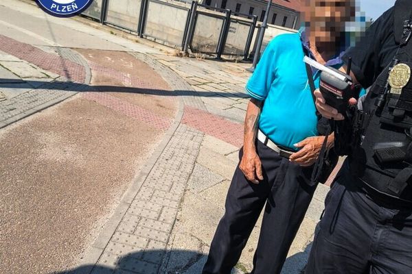 Řidičák? Nikdy jsem ho neměl, řekl strážníkům 86letý řidič v Plzni
