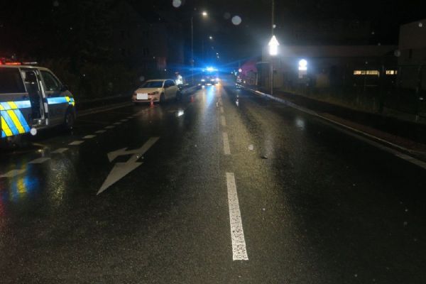 Srazila ženu sedící na silnici - policie pátrá po svědcích noční nehody v Domažlicích