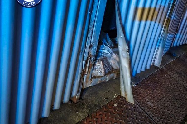 Už to bylo, jen jsem tomu pomohl, čtveřice zadržena u vypáčených boxů na Slovanech